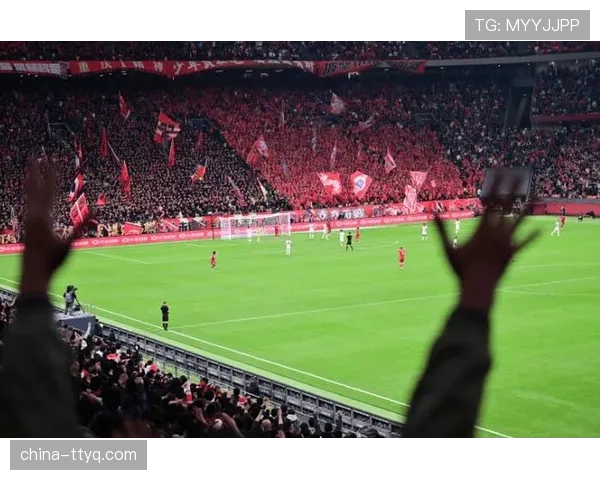 现场:德比战球迷冲突致比赛中断10分钟,警方介入维持秩序 现场:德比战球迷冲突致比赛中断10分钟,警方介入维持秩序